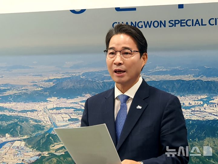 [창원=뉴시스] 강경국 기자 = 더불어민주당 송순호 경남도당위원장이 30일 오전 창원시청 프레스센터에서 2026년 지방선거 창원시장 출마 기자회견을 갖고 있다. 2025.09.30. kgkang@newsis.com