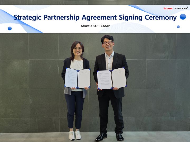 (왼쪽)소피아 린(Sophia Lin) 에이트러스트 수석 부사장(Senior Vice President), (오른쪽) 배환국 소프트캠프 대표이사. (사진=소프트캠프) *재판매 및 DB 금지