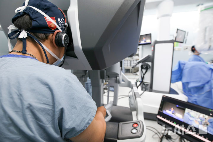 [서울=뉴시스] 배재현 고려대안산병원 비뇨의학과 교수가 다빈치 sp 기반 방광질루 공기주입술 라이브 수술 진행하고 있다. (사진= 고려대안산병원 제공)