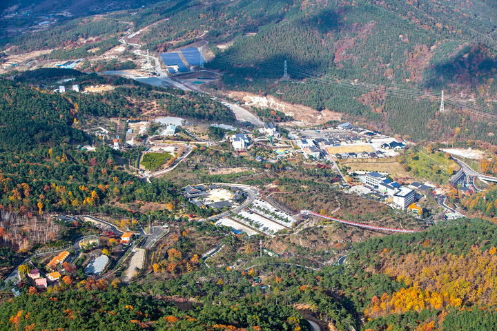 [산청=뉴시스] 산청 필봉산 정상에서 바라 본 동의보감촌 (사진=산청군 제공) 2025. 09. 30. photo@newsis.com *재판매 및 DB 금지