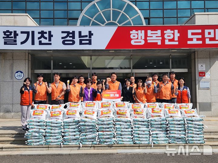 [창원=뉴시스]한화에어로스페이스가 창원사업장은 지난 29일 경상남도자원봉사센터를 방문해 창원지역 취약계층 추석맞이 지원용 쌀 450포대를 전달하고 있다.(사진=한화에어로스페이스 제공) 2025.09.30. photo@newsis.com