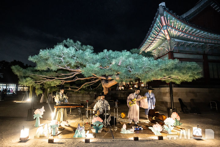 [서울=뉴시스]2024년 진행된 가을 궁중문화축전 10년 기념 한복 연향