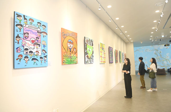 [부산=뉴시스] 국립부경대학교는 발달장애 최유진 작가 초대 개인전 '내 친구를 소개합니다'를 내달 15일까지 부산 남구 대학 내 핵심역량도서관 1층 갤러리라운지에서 개최한다고 30일 밝혔다. (사진=부경대 제공) 2025.09.30. photo@newsis.com *재판매 및 DB 금지