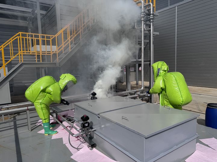 [대구=뉴시스] 대구지방환경청은 경북 구미국가산업단지 1단지에 위치한 (주)에프엑스티 2공장에서 화학사고 대응을 위한 민·관 합동훈련을 실시했다. (사진=대구지방환경청 제공) 2025.09.30. photo@newsis.com *재판매 및 DB 금지