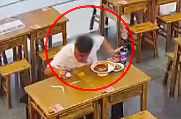 [뉴시스]최근 중국에서 몇 년간 전국을 돌며 700차례나 음식에 이물질이 있다고 허위주장하고, 거액의 보상을 요구하는 일당이 체포됐다.(사진=CCTV신문 캡쳐).2025.09.30 *재판매 및 DB 금지