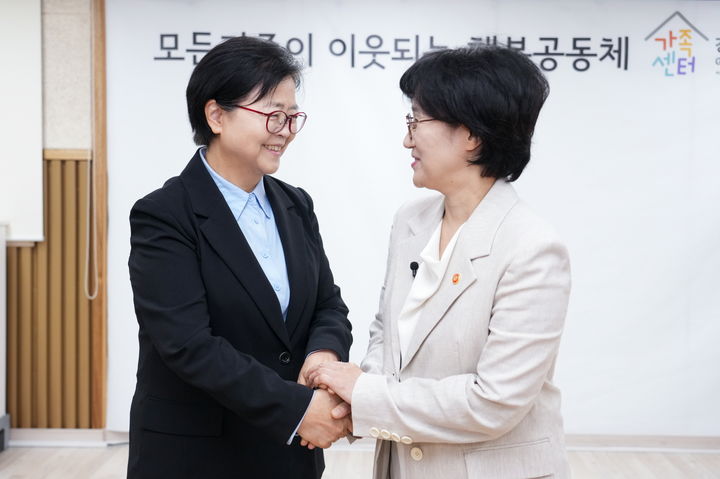 [서울=뉴시스] 지난 26일 강북구 가족센터에서 이순희 강북구청장(왼쪽)과 원민경 여성가족부 장관(오른쪽)이 인사를 나누고 있다. 2025.09.30. (사진=강북구 제공) *재판매 및 DB 금지