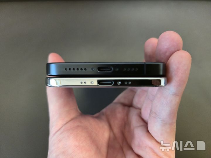 [서울=뉴시스]아이폰 에어(아래쪽)과 아이폰15 프로 맥스 두께 비교. (사진=윤현성 기자)