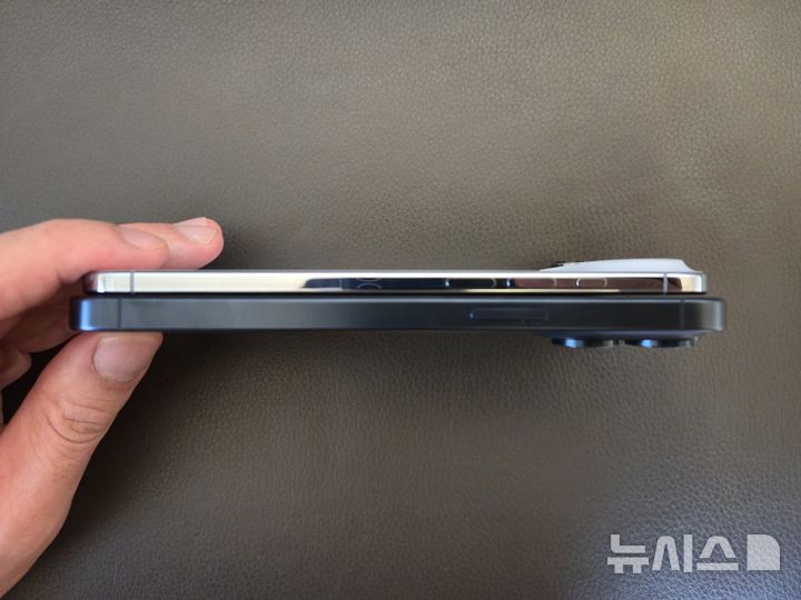 [서울=뉴시스]아이폰 에어(위쪽)과 아이폰15 프로 맥스 두께 비교. (사진=윤현성 기자)