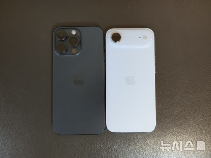 [서울=뉴시스]아이폰 에어(오른쪽)과 아이폰15 프로 맥스 외관 비교. 아이폰15 프로 맥스가 기존의 일반적인 아이폰들처럼 기기 상단 측면에만 카메라 섬이 있는 반면, 아이폰 에어는 후면 상단부 전체에 카메라 범프가 자리 잡아 배터리 외의 주요 부품을 모두 한곳에 탑재했다. (사진=윤현성 기자)