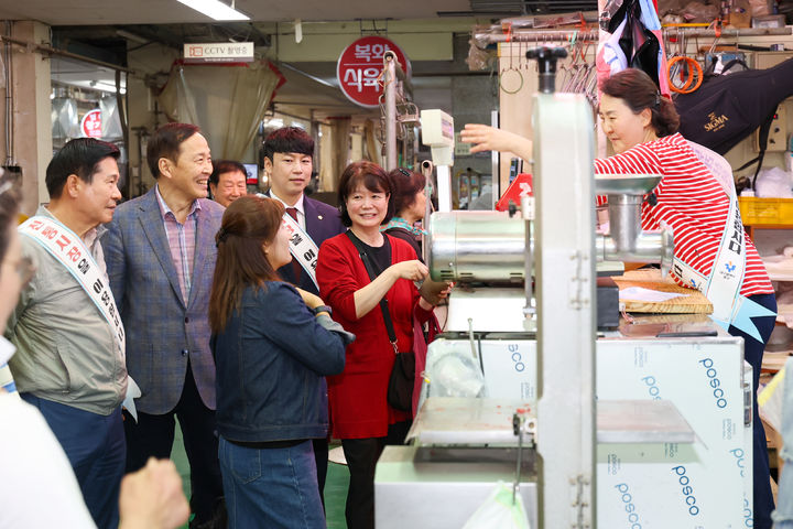 [대구=뉴시스] 대구 중구는 추석 명절을 앞두고 전통시장 활성화와 물가 안정을 위해 전통시장 장보기 행사를 개최한다. (사진=대구 중구 제공) 2025.09.30. photo@newsis.com *재판매 및 DB 금지