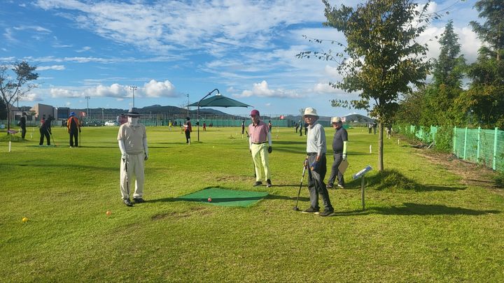 [태안=뉴시스] 최근 태안군파크골프장에서 화창한 날씨 속 파크골프 동호인들이 파크골프를 즐기고 있다. (사진=태안군파크골프협회 제공) 2025.09.30. photo@newsis.com *재판매 및 DB 금지