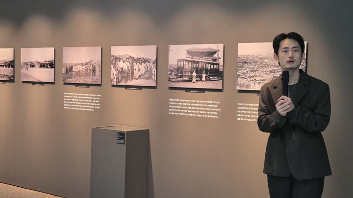 [서울=뉴시스] 전상우 수습기자= 30일 '문화역서울284'에서 열린 특별기획전 '백년과 하루: 기억에서 상상으로' 기자간담회에서 이동훈 총괄 큐레이터가 서울역 100년 역사에 대해 설명하고 있다. 2025.09.30. swoo@newsis.com *재판매 및 DB 금지