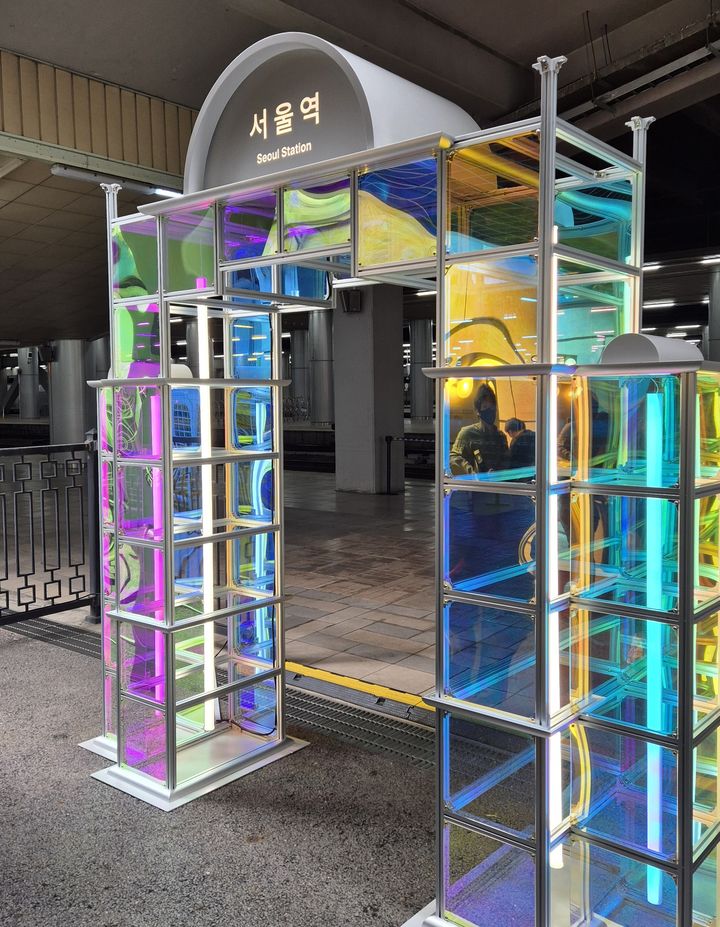 [서울=뉴시스] 전상우 수습기자= 30일 '문화역서울284'에서 열린 특별기획전 '백년과 하루: 기억에서 상상으로' 기자간담회에서 구 서울역사와 신 고속철도(KTX) 서울역사를 잇는 지하 통로가 2011년 이후 처음 공개됐다. 2025.09.30. swoo@newsis.com *재판매 및 DB 금지