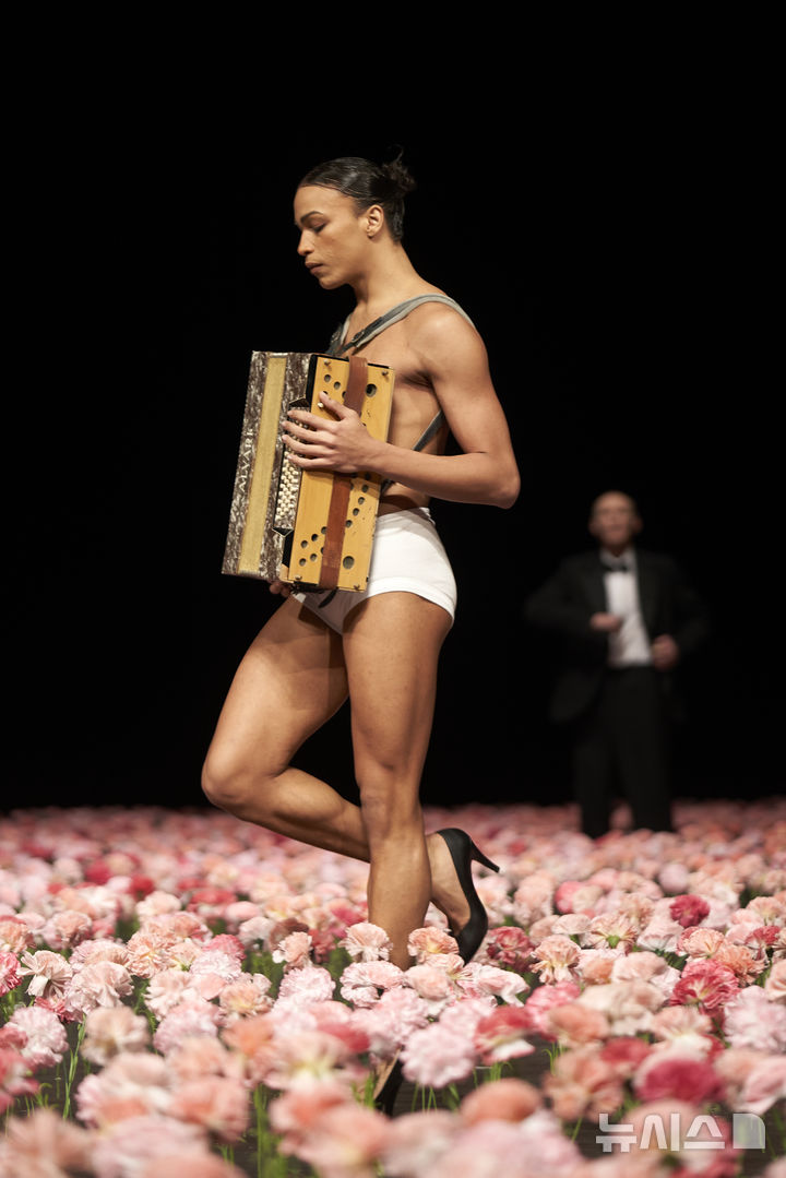 [서울=뉴시스]피나 바우쉬의 '카네이션' 공연. (사진=LG아트센터 제공) 