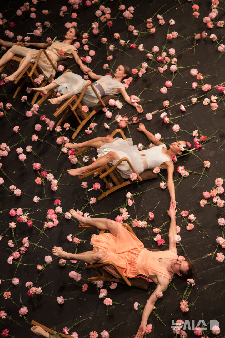 [서울=뉴시스]피나 바우쉬의 '카네이션' 공연. (사진=LG아트센터 제공) 