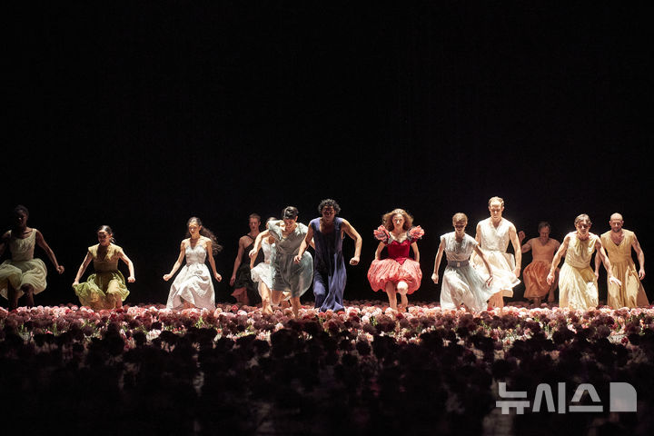 [서울=뉴시스]피나 바우쉬의 '카네이션' 공연. (사진=LG아트센터 제공) 