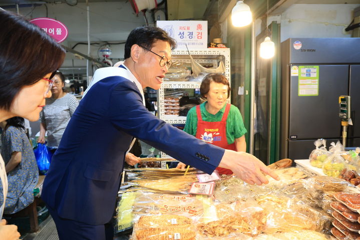 [대구=뉴시스] 대구시 수성구는 추석 명절을 앞두고 지산동 지산목련시장에서 장보기 행사를 진행했다. (사진 = 대구시 수성구 제공) 2025.09.30. photo@newsis.com *재판매 및 DB 금지