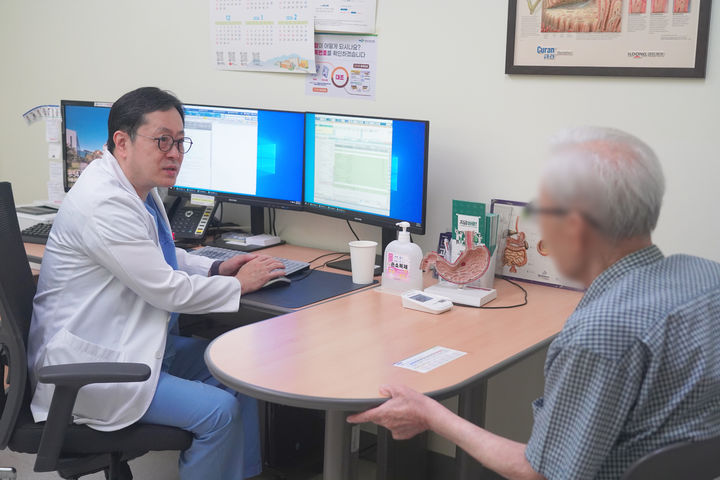 [양산=뉴시스] 양산부산대학교병원 외과 황순휘 교수가 93세 초고령 환자의 진료를 하고 있다. (사진=양산시 제공) 2025.09.30. photo@newsis.com *재판매 및 DB 금지