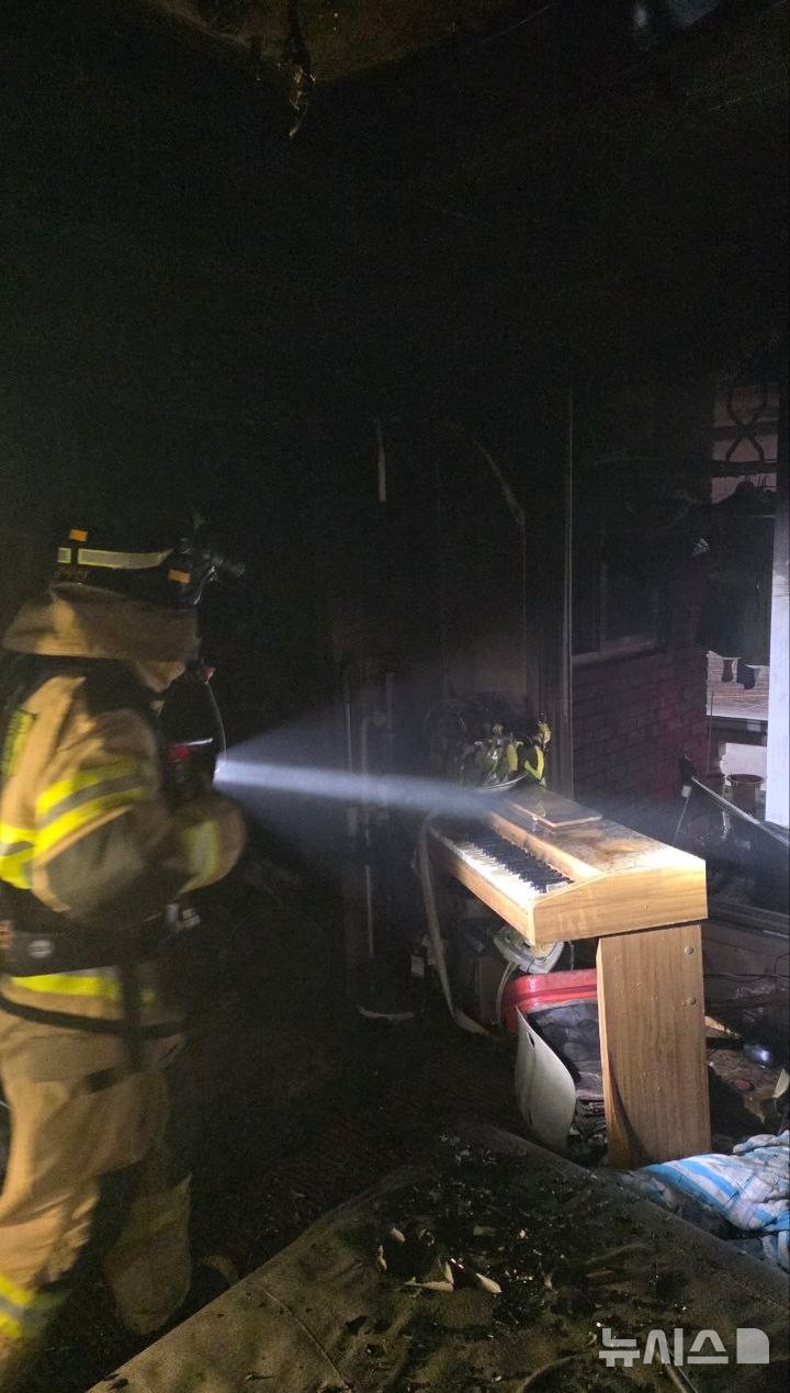 [의정부=뉴시스] 화재 현장. (사진=경기도북부소방재난본부 제공) 2025.09.30 photo@newsis.com