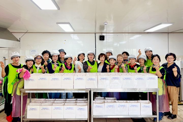 [함양=뉴시스] 함양군 여성단체협의회 ‘9월 사랑의 밑반찬 나눔’ (사진=함양군 제공) 2025. 09. 30. photo@newsis.com *재판매 및 DB 금지