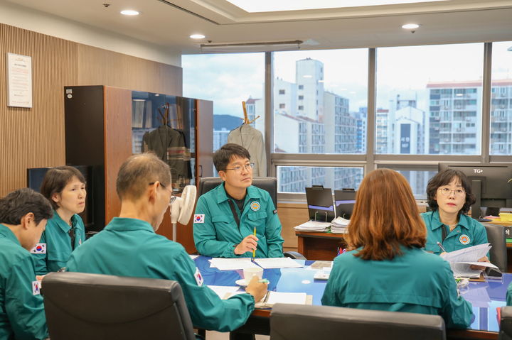 [서울=뉴시스] 도봉구는 지난 9월 28일 오후 부구청장실에서 긴급회의를 열고 민원 시스템 작동 여부 등을 철저히 점검하고 대체 방법에 대해 논의했다. 2025.09.30. (사진=도봉구 제공) *재판매 및 DB 금지