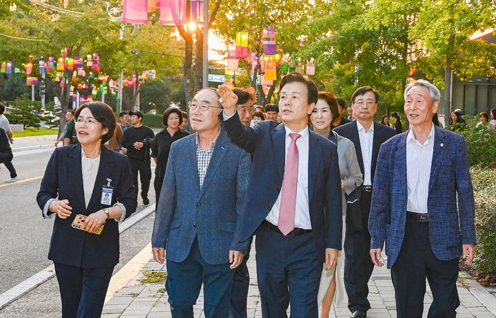 [진주=뉴시스]진주시, 진주실크로드 명예도로 내 실크등 설치 현장 점검.(사진=진주시 제공).2025.09.30.jkgyu@newsis.com *재판매 및 DB 금지