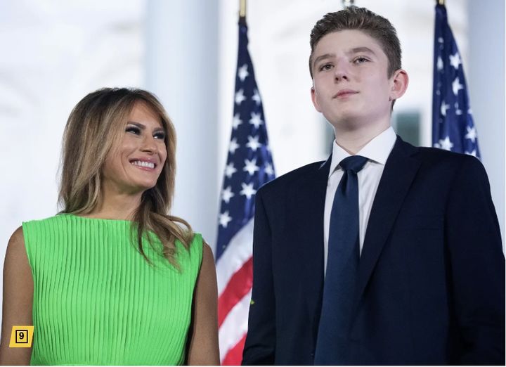 [서울=뉴시스]도널드 트럼프 미국 대통령의 막내아들인 배런 트럼프(오른쪽)와 멜라니아 여사(왼쪽). (사진: 페이지식스 캡처) 2025.09.30.