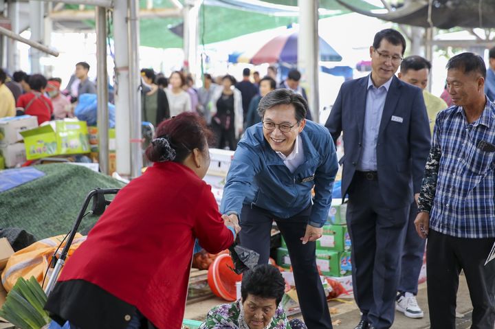 [영암=뉴시스]전통시장 찾은 우승희 영암군수. (사진=영암군 제공) 2025.09.30. photo@newsis.com *재판매 및 DB 금지