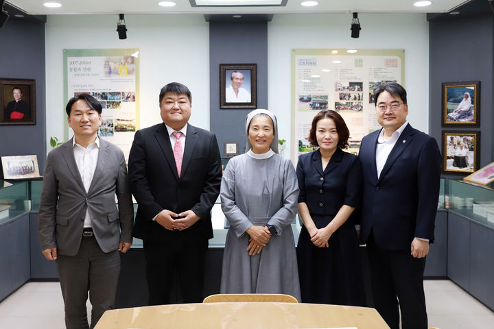 [광주=뉴시스] 광주지방변호사회는 30일 추석을 맞아 광주·전남 지역 사회복지시설 5곳에 후원금을 전달했다. (사진=광주변호사회 제공) 2025.09.30. photo@newsis.com *재판매 및 DB 금지