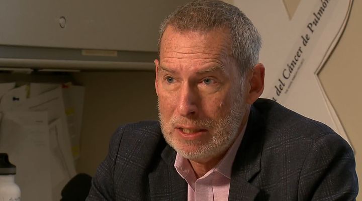 [서울=뉴시스] 미국 콜로라도대 암센터 폐암 프로그램을 이끄는 로스 카미지(58) 박사가 폐암 진단을 받은 사실을 뒤늦게 공개했다. 사진은 카미지 박사의 모습. (사진 = CBS콜로라도 캡처) 2025.09.30. *재판매 및 DB 금지