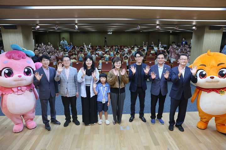 [안동=뉴시스] 30일 경북도청 다목적홀에서 열린 '강치아일랜드' 팬미팅과 특별상영회. (사진=경북도 제공) 2025.09.30 photo@newsis.com *재판매 및 DB 금지