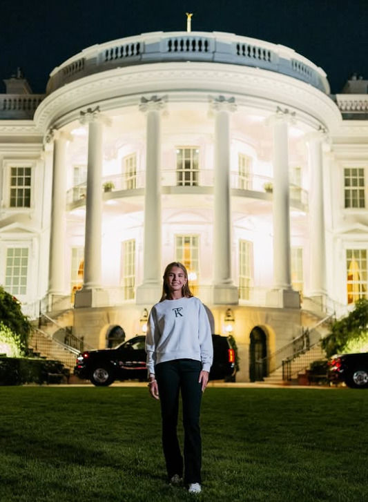 [뉴시스]도널드 트럼프 미국 대통령의 손녀가 백악관 앞에서 찍은 개인 의류 브랜드 홍보 사진을 공개해 논란이 일고 있다.(사진=인스타그램/@kaitrumpgolfer 캡쳐).2025.09.30 *재판매 및 DB 금지