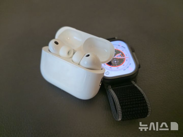 [서울=뉴시스]에어팟 프로3와 애플워치 울트라3. (사진=윤현성 기자)