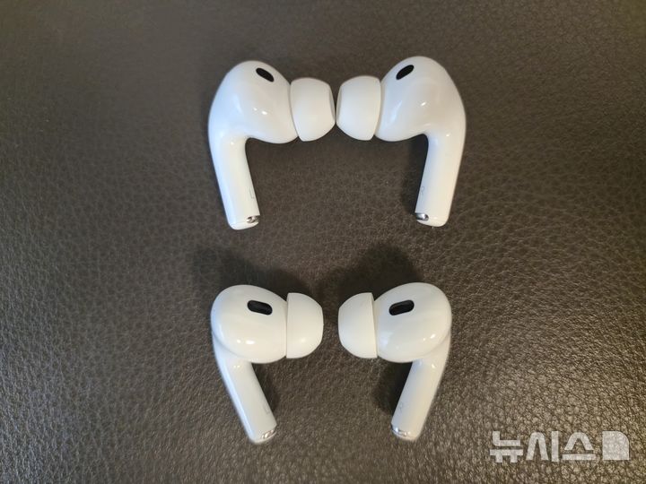 [서울=뉴시스]에어팟 프로3(위쪽)와 에어팟 프로2의 모습. 에어팟 프로3에는 보다 인체공학적인 설계가 반영돼 모양이 소폭 달라졌다. (사진=윤현성 기자)