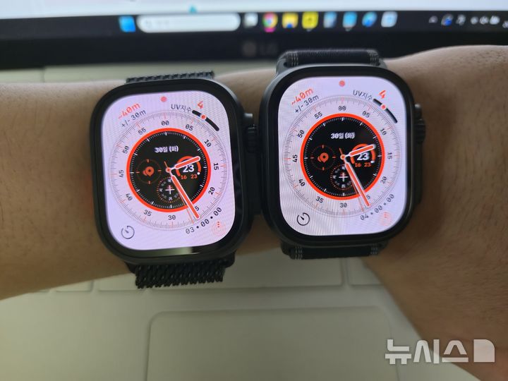 [서울=뉴시스]애플워치 울트라3(오른쪽)와 애플워치 울트라2. 두 제품의 기기 크기는 동일하나, 애플워치 울트라3가 베젤 크기를 더 줄여 실제 체감 화면 크기는 더 크다. (사진=윤현성 기자)