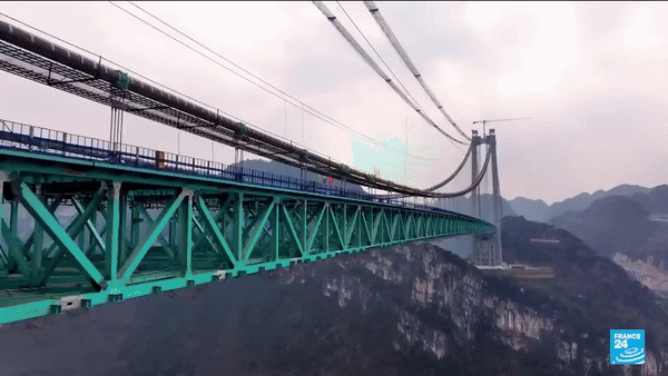 [뉴시스] 중국 구이저우성에 개통된 세계 최고 높이 교량 ‘화장 대협곡 대교’ 전경 (사진=FRANCE 24 English 유튜브) 2025.09.30 *재판매 및 DB 금지