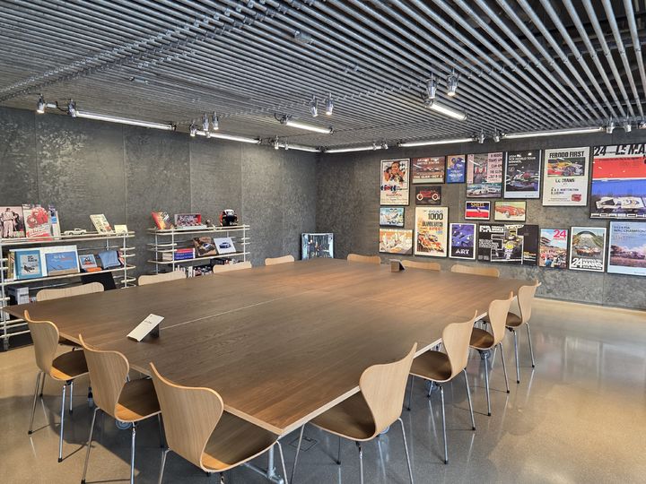 [서울=뉴시스] 박현준 기자 = 서울 강남구 '현대 모터스튜디오 서울'에 마련된 '오토라이브러리' 2층 모습. 2025.09.22 parkhj@newsis.com *재판매 및 DB 금지