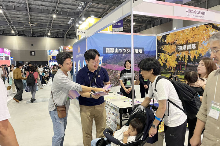 [대구=뉴시스] 관광 박람회인 일본 '투어리즘 엑스포 재팬' 현지에서 관광객 유치 홍보활동을 펼치고 있는 달성군 관계자. (사진=달성군 제공) 2025.09.30. photo@newsis.com *재판매 및 DB 금지