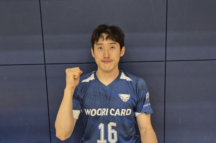 [오사카=뉴시스] 문채현 기자 = 남자배구 우리카드 김동영이 30일 일본 오사카의 사카이 체육관에서 진행한 구단 훈련이 끝난 뒤 인터뷰를 하고 있다. 2025.09.30. dal@newsis.com *재판매 및 DB 금지