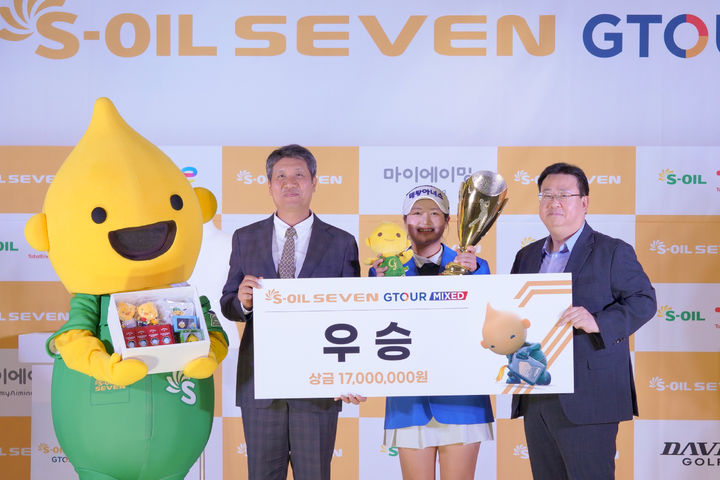 [서울=뉴시스] 2025 에쓰오일 세븐 지투어 믹스드(S-OIL SEVEN GTOUR MIXED) 3차 대회 시상식. (사진=골프존 제공) 2025.09.30. photo@newsis.com *재판매 및 DB 금지