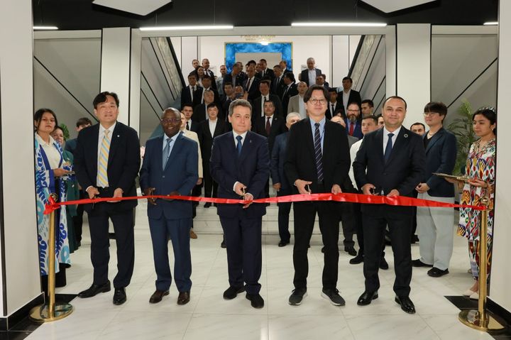 [서울=뉴시스] 국민대와 한국국제협력단이 우주베키스탄 카뉴켄트정보통신대에서 '리빙랩' 개소식을 열었다. (사진=국민대 제공) 2025.09.30. photo@newsis.com *재판매 및 DB 금지