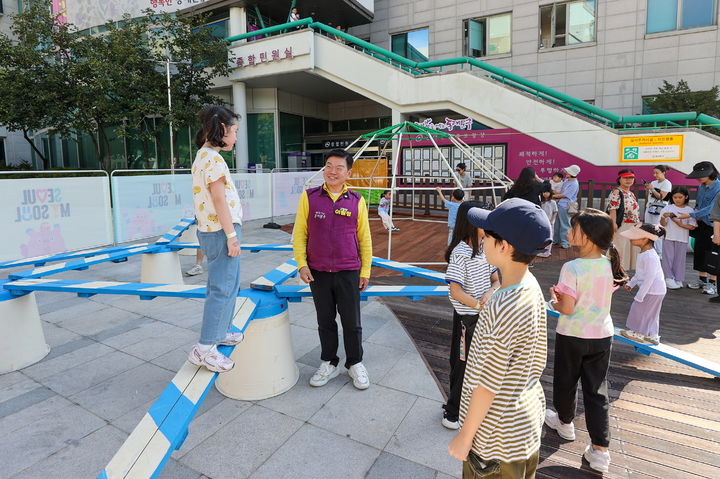 [서울=뉴시스] 이필형 동대문구청장이 구청 광장에 설치된 ‘여기저기 서울형 키즈카페’에서 아이들이 노는 모습을 살펴보고 있다. 2025.09.30. (사진=동대문구 제공) *재판매 및 DB 금지