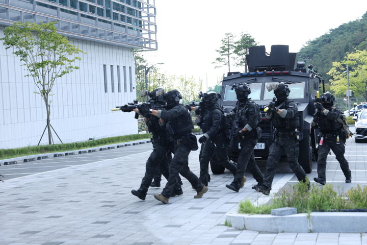  *재판매 및 DB 금지