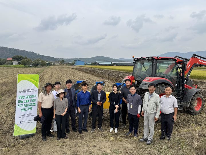 [진주=뉴시스]경남농업기술원, 무멀칭 마늘 재배 시험포 신규 장비 현장 연시회.(사진=경남농업기술원 제공).2025.09.30.photo@newsis.com *재판매 및 DB 금지