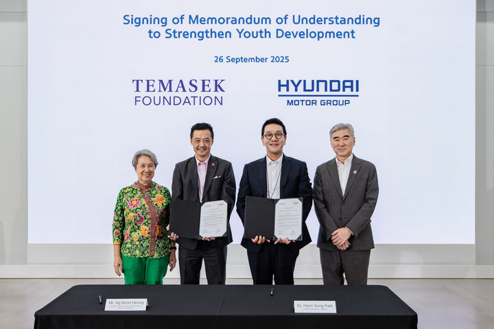 [서울=뉴시스] 현대그룹 싱가포르 혁신센터(HMGICS)는 지난 26일 싱가포르 테마섹 재단과 청소년 개발 강화를 위한 양해각서(MOU)를 체결했다. 사진은 이날 협약식에 참석한 성 김 현대차 사장(오른쪽 첫째)과 박현성 HMGICS 법인장(오른쪽 둘째)이 테마섹재단 관계자들과 기념촬영을 하는 모습. (사진=HMGICS 제공) 2025.09.30 photo@newsis.com *재판매 및 DB 금지