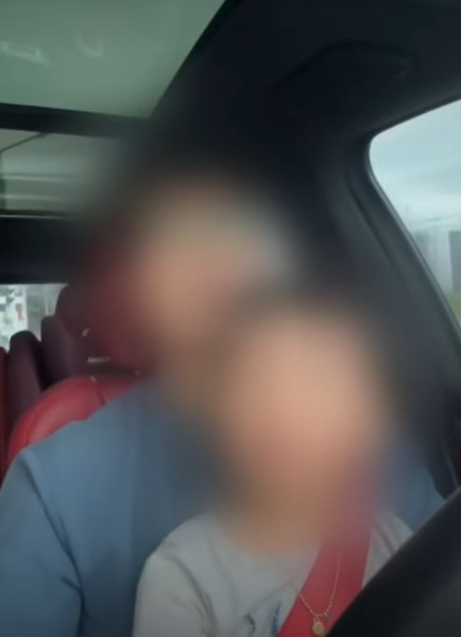 [서울=뉴시스] 한 육아 유튜버가 아들을 무릎에 앉힌 채 도로를 운전하며 라이브 방송을 진행해 논란이 일고 있다. (사진 = 'JTBC News' 유튜브 캡처) 2025.09.30. *재판매 및 DB 금지