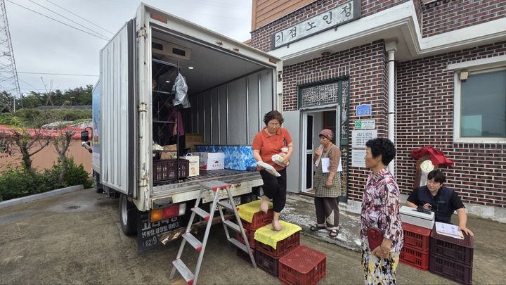 [서울=뉴시스] 30일 식품의약품안전처에 따르면 해양수산부와 협업해 섬·어촌 지역 식품 이동판매 시범사업 '어복장터'를 시행하고 있다. (사진=식약처 제공) 2025.09.30. photo@newsis.com *재판매 및 DB 금지