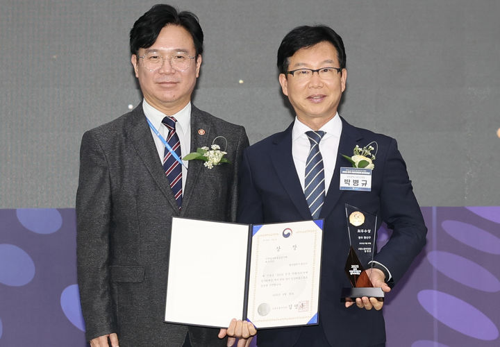 [광주=뉴시스] 30일 열린 '전국 지방자치단체 일자리대상'에서 박병규 광주 광산구청장(오른쪽)이 최우수상을 수상한 뒤 김영훈 고용노동부 장관과 기념사진을 찍고 있다. (사진 = 광주 광산구 제공) 2025.09.30. photo@newsis.com *재판매 및 DB 금지