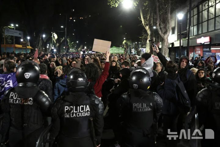 [뉴시스]24일(현지시간) 살인사건과 관련한 부에노스아이레스 시위현장에서 경찰과 시위대가 대치하고 있다. (사진=EPA) 2025.09.26. 