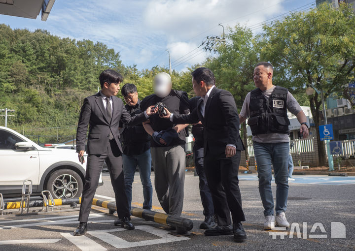 [군산=뉴시스] 강경호 기자 = 30일 전북 군산시 전주지법 군산지원 앞에서 살인, 시체유기 혐의를 받는 40대 남성이 구속 전 피의자 심문(영장실질심사)를 받기 위해 법정으로 들어서고 있다. 2025.09.30. lukekang@newsis.com